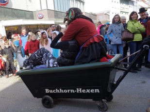 Die Mädchen werden gerne mitgenommen und geärgert! Hier eine Friedrichshafener Buchhorn-Hexe bei der Arbeit.
