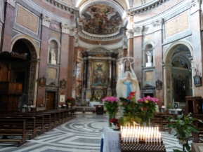Die Kirche San Giacomo in Augusta gilt als richtungsweisend für die Kirchenbaukunst des 17. Jahrhunderts. Die Marienstatue im Vordergrund eher nicht ... ;-)