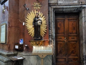 Hier der Heilige Antonius samt Kerzen und Hebelchen.
