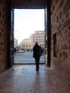Die Tür ist offen, und schon ist man wieder mitten im Treiben der römischen Innenstadt.