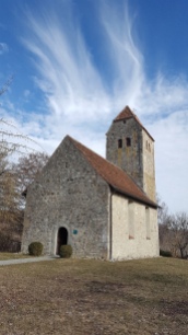 Hübsches romanisches Kirchlein in Frenkenbach. Die Glocke wird bis heute von Hand geläutet.